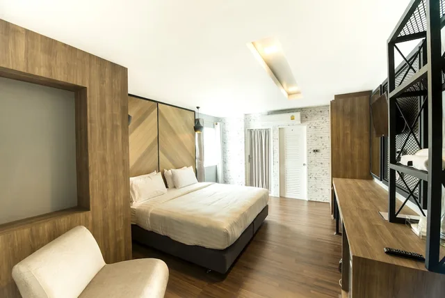 Standard, King Bed, City View, The Circle Hotel 5/5