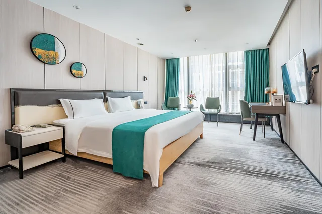 Deluxe, King Bed, Queen Bed, Golden Central Hotel 3/3