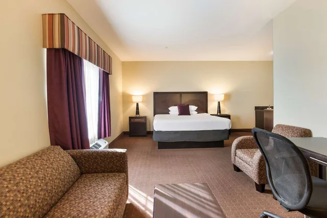 غرفة بسرير كينج مع أريكة، Knights Inn Bunkie 3/4