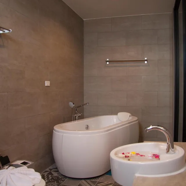 غرفة ديلوكس بسرير مزدوج بحوض استحمام، Behind the Scene Hotel Club At Samui 8/9