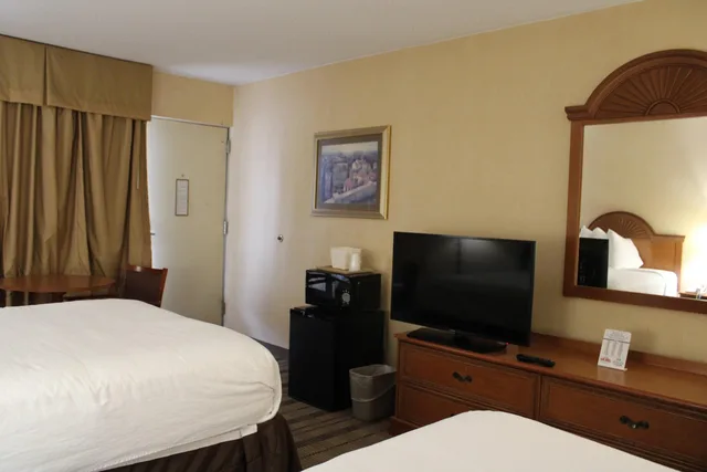 Room, 2 Double Beds, Smoking, Rodeway Inn Lynchburg, VA 1/2