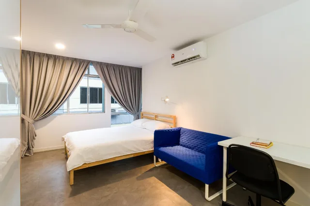 غرفة ديلوكس بسرير كوين، Upstairs Downstairs Coliving Kampung Pandan 1/1