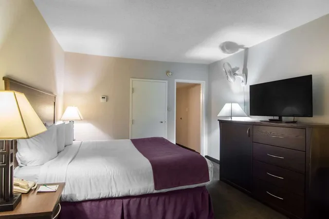 غرفة بسرير مزدوج، Quality Inn Suites Yellowknife 3/5