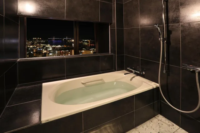 جناح جونيور، Hotel Nagasaki 2/2