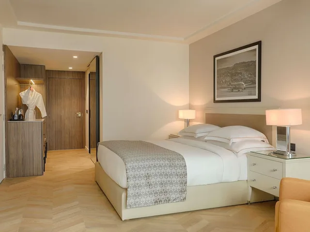 Executive, King Bed, Movenpick Hotel Beirut 8/10