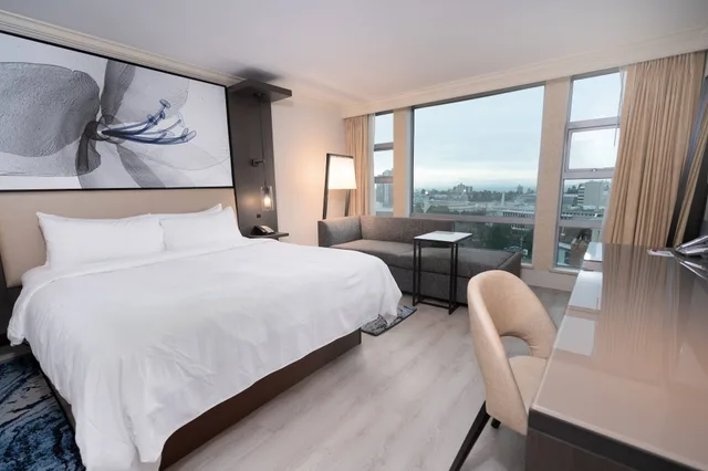 غرفة ركنية بسرير كينج بإطلالة على المدينة، Marriott Victoria Inner Harbour 5/10