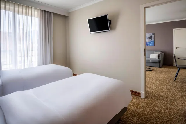 جناح بسريرين منفصلين بغرفة نوم واحدة مع أريكة، Marriott Executive Apartments Brussels, European Quarter 2/6