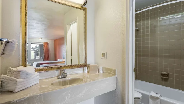 غرفة ديلوكس بسريرين مزدوجين بمطبخ صغير للمدخنين، Motel6 Portsmouth, VA 10/10
