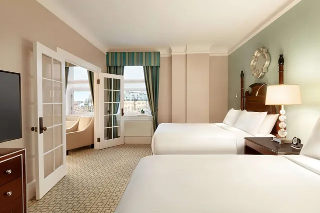 Suite, 2 Double Beds, Corner, Fairmont Chateau Laurier 2/3