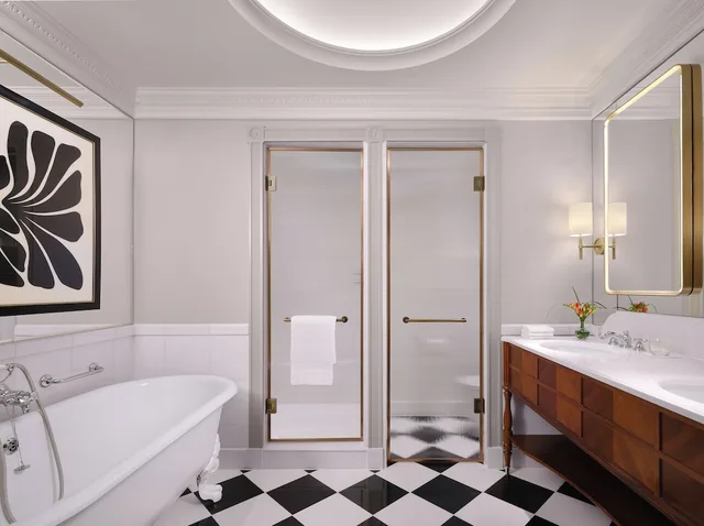 جناح بسرير كينج بشرفة، The Savoy Hotel 4/4