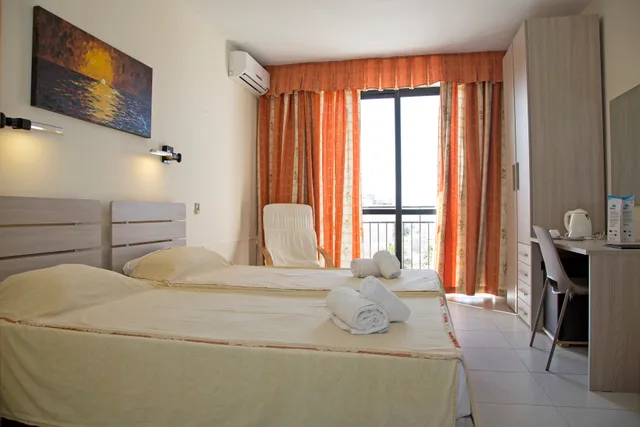 غرفة بسرير مزدوج أو سريرين منفصلين بإطلالة على المدينة، Relax Inn Hotel 2/2