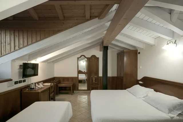 غرفة سوبيريور ثلاثية بسرير كوين وسرير فردي، Hotel Ungheria Varese 1946 1/4