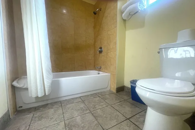 غرفة بسرير كينج للمدخنين، Sunstar Inn Los Banos 2/2