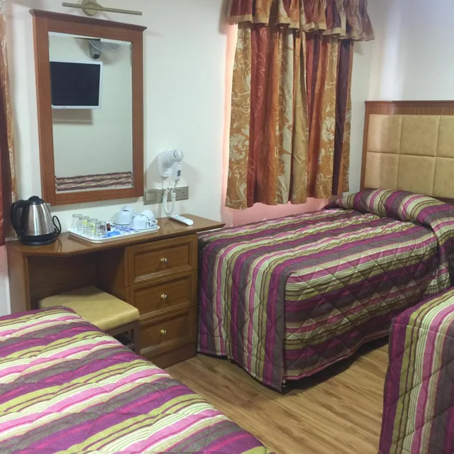 غرفة رباعية، White House Hotel London 1/10