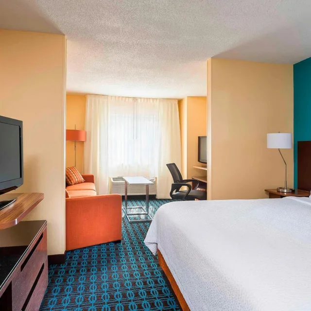 Deluxe, King Bed, Sofa, Fairfield Inn & Suites Holland 1/4