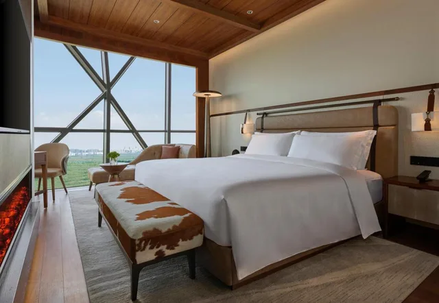Concierge, 2 Bedrooms, Ski, Suite, King and Twin Beds، Vignette Collection Shanghai Snow World Hotel by IHG 2/4