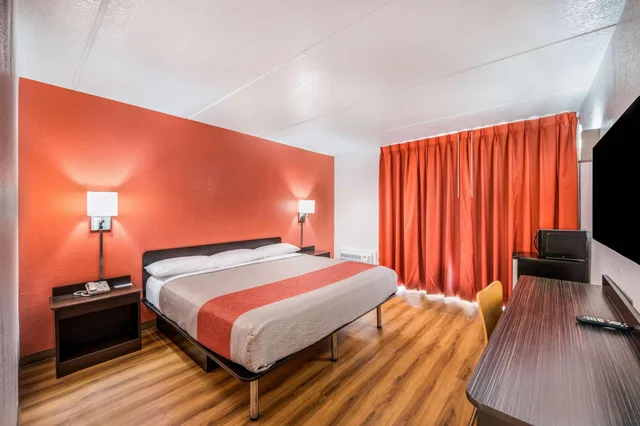 غرفة بسرير كينج لذوي الإعاقة، Motel6 Henderson, TX 7/9