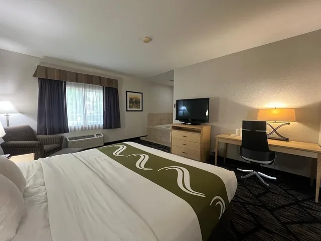 جناح بسرير كينج بجاكوزي، Quality Inn & Suites Loveland 1/9