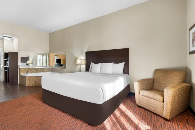 غرفة قياسية بسرير كينج لذوي الإعاقة، Comfort Suites Clovis - Fresno 2/8