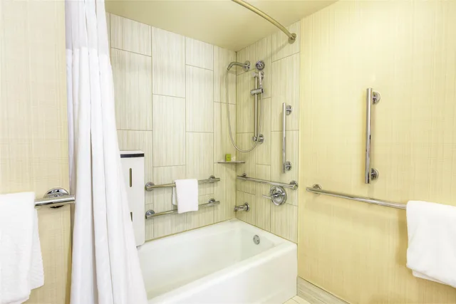 غرفة بسرير كينج بحوض استحمام لذوي الإعاقة، DoubleTree by Hilton Hotel Spokane City Center 1/1