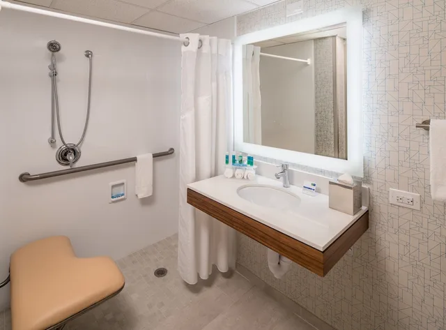 غرفة قياسية بسرير كوين لذوي الإعاقة، Holiday Inn Express Springfield 8/8