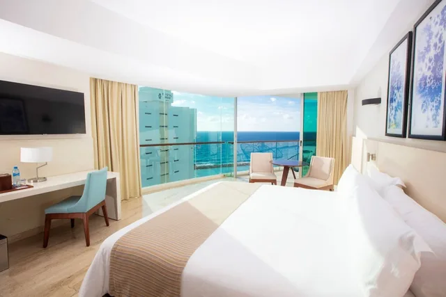 Altitude, Suite, King Bed, Partial View, Corner، Altitude By Krystal Grand Punta Cancun All Inclusive 3/10