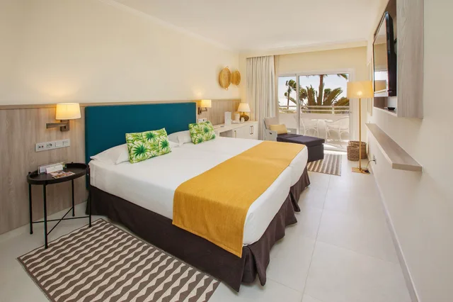 غرفة ديلوكس بسريرين منفصلين بإطلالة على البحر بشرفة، Corallium Dunamar by Lopesan Hotels - Adults Only 1/3