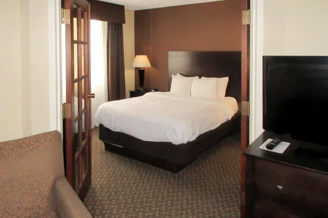 جناح سوبيريور بسرير كوين بشرفة، Comfort Inn & Suites Pittsburgh Fox Chapel 1/1