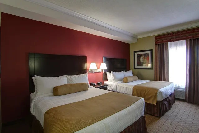 جناح بسريرين كوين بمطبخ صغير، Best Western Plus Bowmanville 1/7
