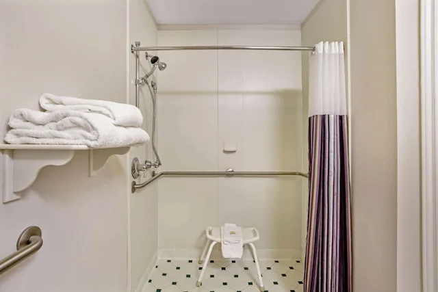 غرفة بسرير كينج لذوي الإعاقة، La Quinta Inn Suites Winston Salem 6/6