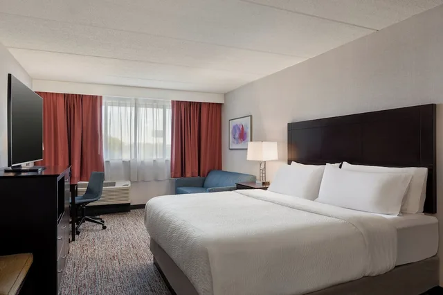 غرفة قياسية بسرير كينج لذوي الإعاقة، Comfort Inn & Suites Wadsworth OH 1/3
