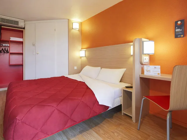 Standard, 1 Double and 1 Single Bed, Premiere Classe Toulouse Ouest - Blagnac Aeroport 2/8