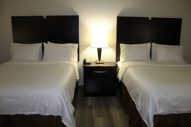 جناح بسريرين كوين مع أريكة بمنطقة جلوس، Holiday Inn Express Hotel and Suites Heber Springs 1/2