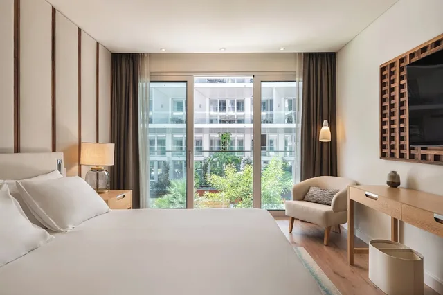 دوبلكس بسرير كوين وسريرين منفصلين بإطلالة على الفناء بغرفتي نوم، Hyatt Regency Lisbon 1/9