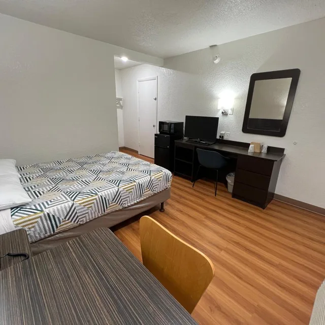 غرفة بسرير كوين، Motel6 Longview, TX 2/10