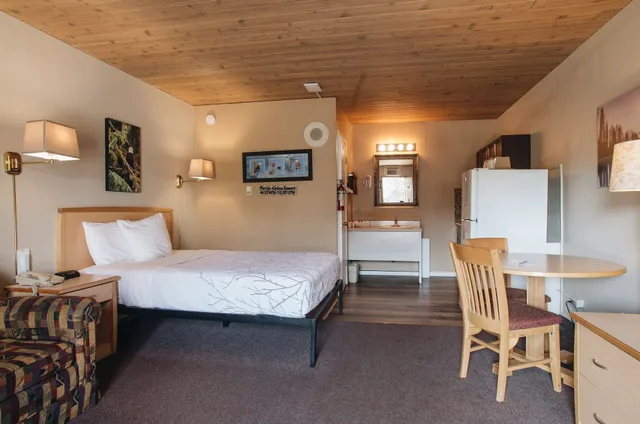 غرفة بسرير كوين مع أريكة بمطبخ صغير، EasyStay Inn & Suites Fernie 2/3