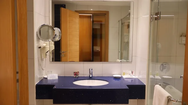 جناح بسرير كينج، Golden Tulip Muscat 4/9