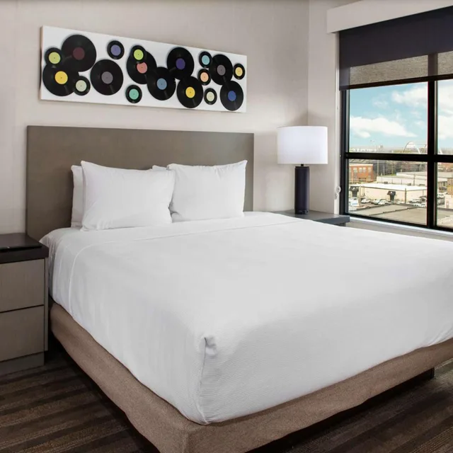 جناح بسرير كينج بغرفة نوم واحدة مع أريكة بمطبخ، Hyatt House Nashville Downtown / Convention Center 1/2
