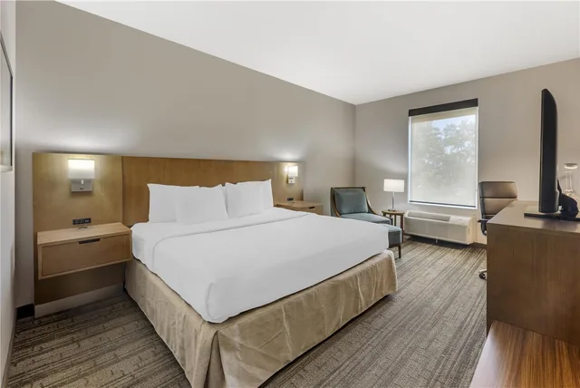 غرفة بسرير كينج بحوض استحمام لذوي الإعاقة، Best Western Green Oak Inn & Suites 1/4