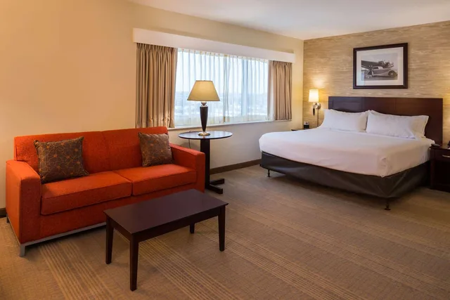 غرفة ديلوكس بسريرين كوين بحوض استحمام لذوي الإعاقة، Sonesta Chicago O'Hare Airport 2/4