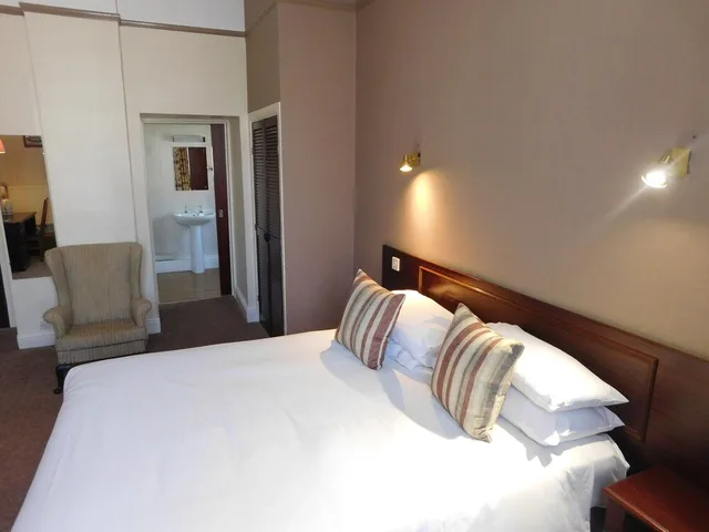 غرفة بسرير مزدوج بحمام خاص، Hotel Mariners 2/4