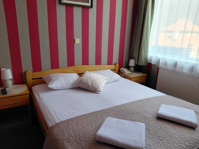 غرفة عائلية بسرير مزدوج بإطلالة على المتنزه مع أريكة، Hotel Slodes 8/10