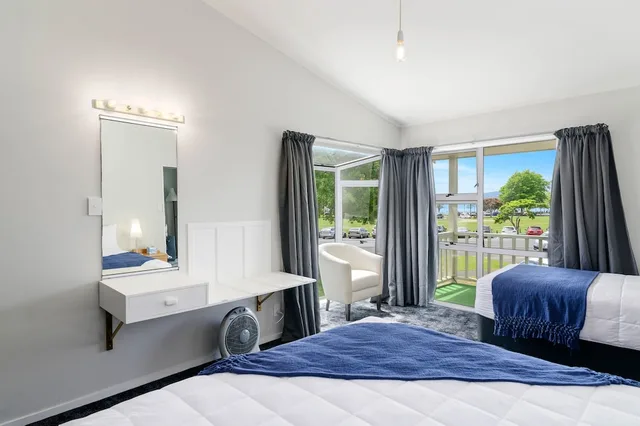 1 Bedroom, Unit, 1 Queen and 1 Single Bed, 2 Sofa, Lake Lodge Motel 2/4