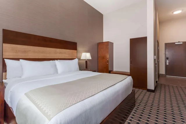 غرفة بريميوم بسرير مزدوج، Wyndham Garden Edmonton Airport 1/1