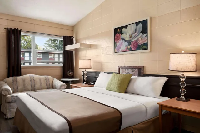 Studio, Suite, King Bed, Thriftlodge Edmonton 2/4
