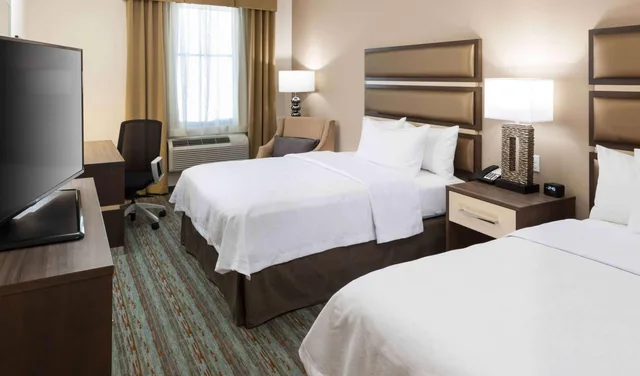 جناح بسريرين كوين مع أريكة بحوض استحمام لذوي الإعاقة، Homewood Suites By Hilton Cape Canaveral-Cocoa Beach 1/2