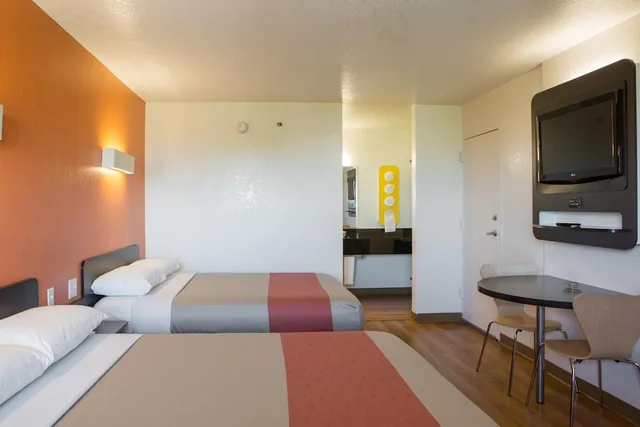 Premium, 2 Queen Beds, Motel6 Cutler Bay, FL - Miami 3/10