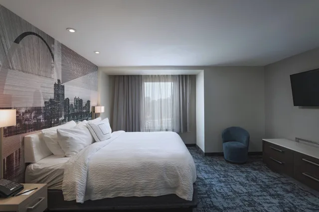 غرفة بسرير كينج مع أريكة، Courtyard St. Louis Brentwood 14/20