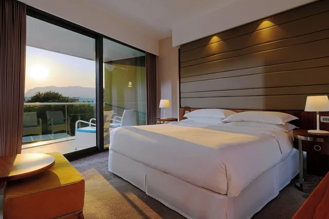 جناح كلاسيكي بسرير كينج بإطلالة على الفناء بغرفة نوم واحدة، Sheraton Dubrovnik Riviera Hotel 3/5