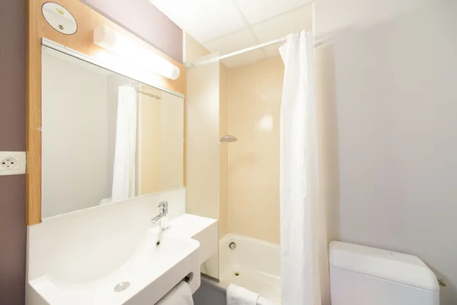 غرفة ثلاثية بسرير مزدوج وسرير فردي، B&B Hotel Cholet Sud 5/6